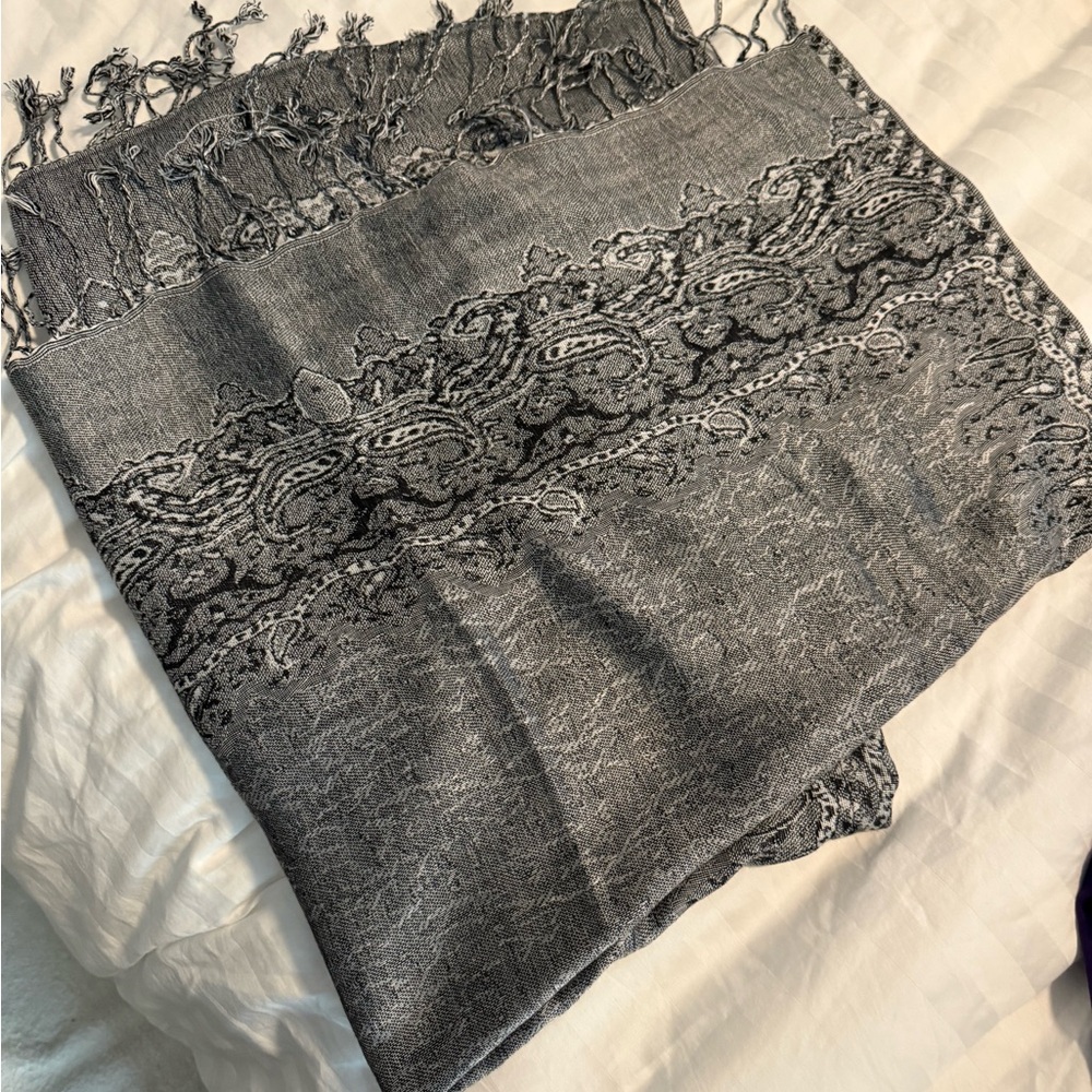 Elegant Gray Shawl with Fringe NWOT - Picture 4 of 4